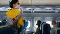 Una aeromosa explica las instrucciones de seguridad antes del despegue. Una aeromosa explica las instrucciones de seguridad antes del despegue.