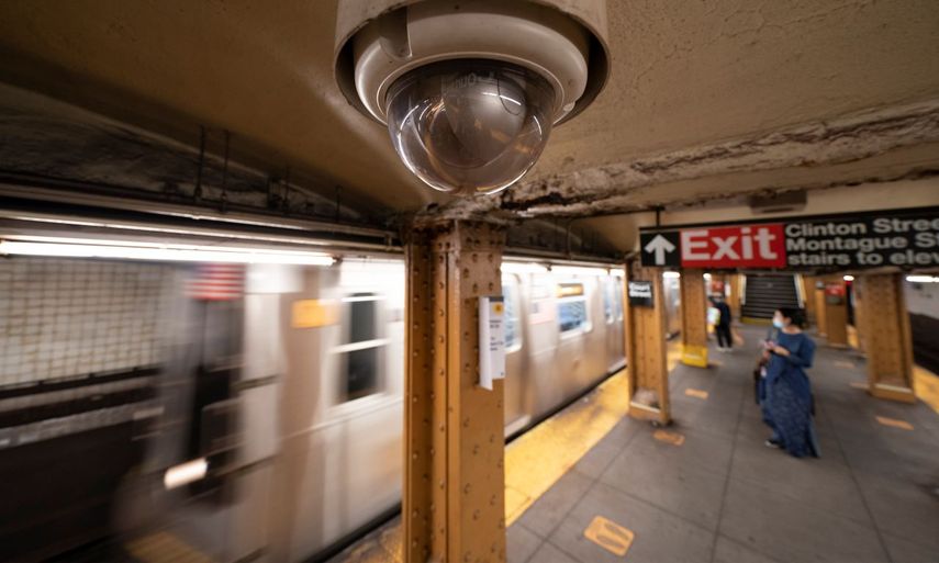 Una cámara de vigilancia en el techo de un andén del metro, el miércoles 7 de octubre de 2020, en el distrito de Brooklyn en Nueva York.&nbsp;
