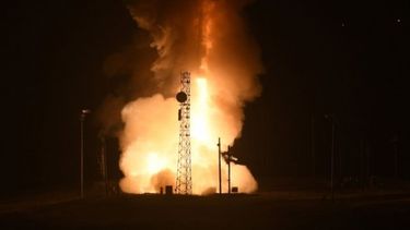 Esta fotografía proporcionada por la Base de la Fuerza Aérea de Vandenberg muestra el lanzamiento de un misil balístico intercontinental Minuteman III.