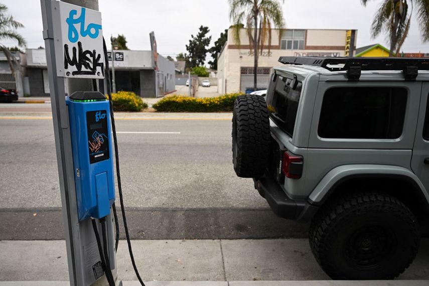 Una estación de recarga para vehículos eléctricos en Los Angeles, California.