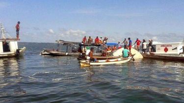 Pescadores y rescatistas en el lugar donde ocurrió el naufragio.&nbsp;