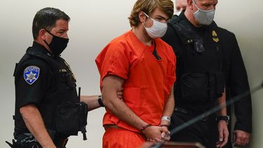 Payton Gendron es conducido a la sala del tribunal para una audiencia en el Tribunal del Condado de Erie, en Buffalo, Nueva York, el jueves 19 de mayo de 2022. Gendron enfrenta cargos por el tiroteo fatal del 14 de mayo en un supermercado.&nbsp;