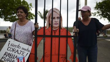 Manifestantes sostienen una imagen de la gobernadora Wanda V&aacute;zquez durante una protesta organizada por el cantante puertorrique&ntilde;o Ren&eacute; P&eacute;rez de Calle 13 el jueves 23 de enero de 2020, en San Juan, Puerto Rico, sobre una ayuda de emergencia que permanec&iacute;a sin usar en un almac&eacute;n en medio de continuos sismos.&nbsp;