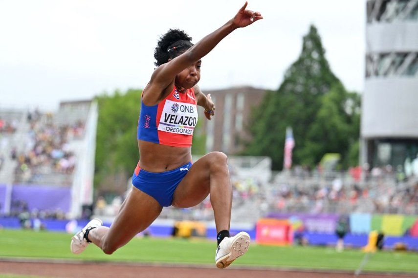 La cubana Davisleydi Velazco compite en el triple salto femenino en el World Athletics Championship, el 16 de junio de 2022.