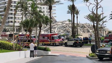 Vista parcial del edificio derrumbado en Collins Ave. y la calle 57, en Miami Beach.