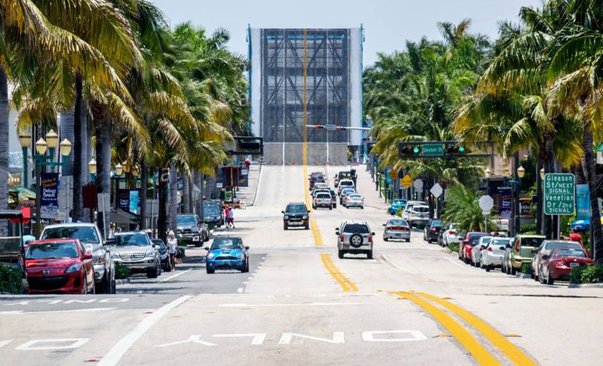 La calle Atlantic Boulverad es una imporante arteria en Fort Lauderdale.