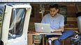 En esta imagen de archivo, tomada en 2018, el periodista estadounidense Danny Fenster trabaja en una camioneta que convirtió en su vivienda y oficina, en Detroit.&nbsp;