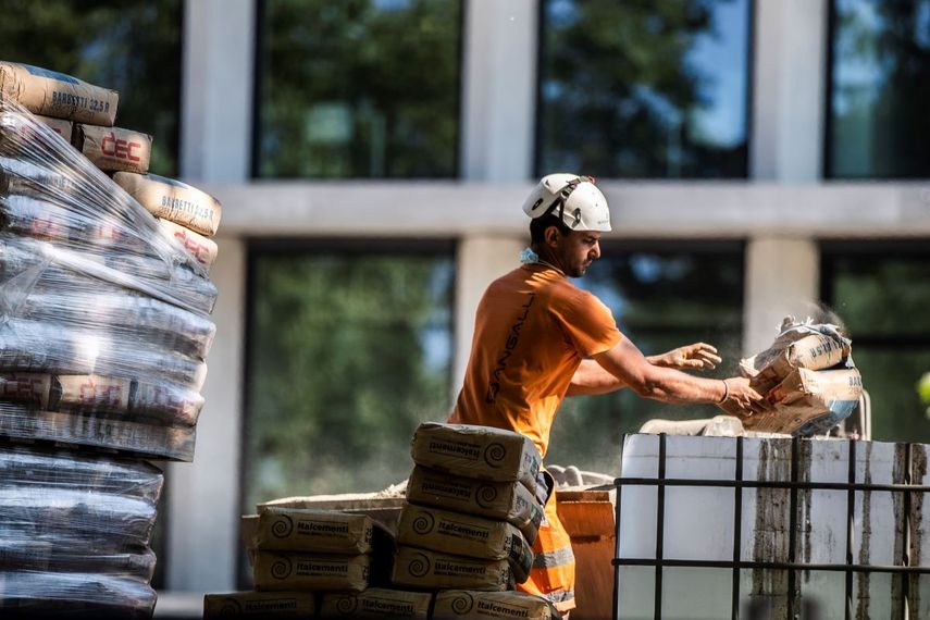 Un obrero trabaja en una obra en construcci&oacute;n en Mil&aacute;n, Italia, jueves 7 de mayo de 2020. Italia empez&oacute; a ponerse en marcha despu&eacute;s de la cuarentena por el coronavirus.