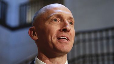 En imagen de archivo del 2 de noviembre de 2017, Carter Page, un asesor de pol&iacute;tica exterior para la campa&ntilde;a electoral de Donald Trump de 2016, habla con los reporteros tras un d&iacute;a de interrogatorios del Comit&eacute; de Inteligencia de la C&aacute;mara de Representantes, en el Capitolio, en Washington. (AP Foto/J. Scott Applewhite)