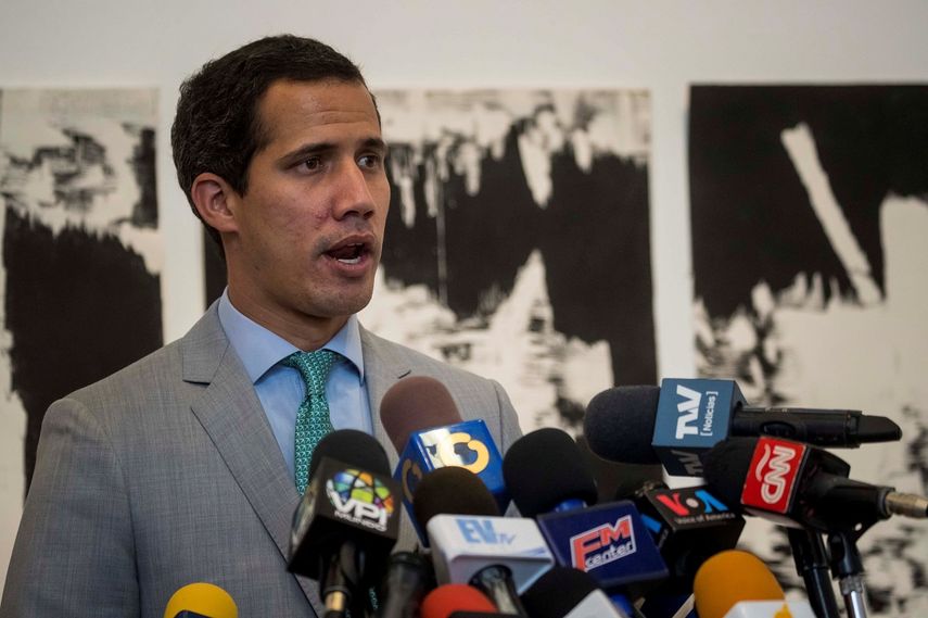 El presidente encargado de Venezuela, Juan Guaidó, ofrece declaraciones a la prensa.
