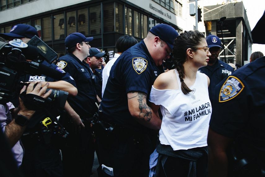 Una mujer es detenida durante una manifestación en la Torre Trump después de que el presidente Donald Trump anunciara la eliminación del plan migratorio conocido como&nbsp;DACA.