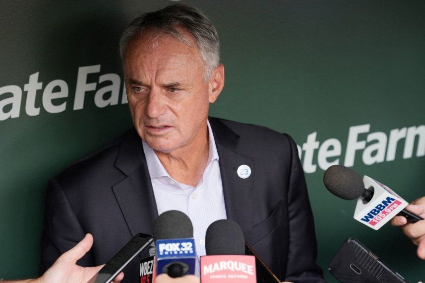 El comisionado de la MLB, Rob Manfred, habla con la prensa, el 1 de agosto de 2025.