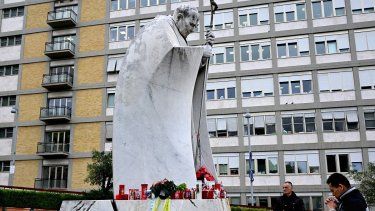 Un hombre reza ante la estatua de Juan Pablo II en el exterior del hospital Gemelli, donde el papa Francisco está internado en Roma, el 25 de febrero de 2025.&nbsp; 