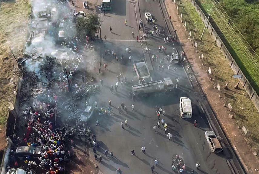 decenas de personas en el sitio donde estalló un camión cisterna en el suburbio de Wellington de la capital del país, Freetown.&nbsp;