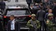 El presidente ecuatoriano, Guillermo Lasso, rodeado por miembros de seguridad mientras entra en un vehículo a la salida del Centro Cultural Metropolitano, ubicado cerca del palacio presidencial de Carondelet en Quito, Ecuador, el jueves 30 de marzo de 2023.&nbsp;