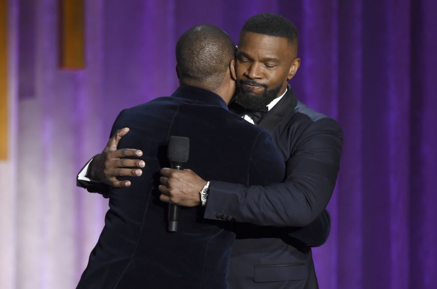 Eddie Murphy y Jamie Foxx se abrazan en el escenario durante la ceremonia de los Premios de los Gobernadores de la Academia de las Artes y Ciencias Cinematogr&aacute;ficas.&nbsp;