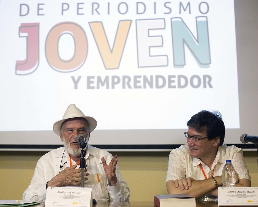 Guillermo El Mago Dávila, socio en el proyecto periodístico El Comprimido del premio Nobel de literatura colombiana, Gabriel García Márquez, conversa con el director general de la Fundación Nuevo Periodismo Iberoamericano, Jaime Abello