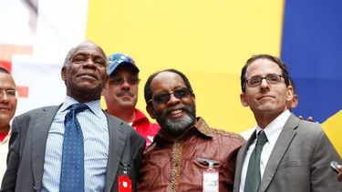 Fotograf&iacute;a de Mark Weisbrot (a la derecha), director del CEPR de Washington, durante un acto de Nicol&aacute;s Maduro el 06MAR14 en Caracas.&nbsp;