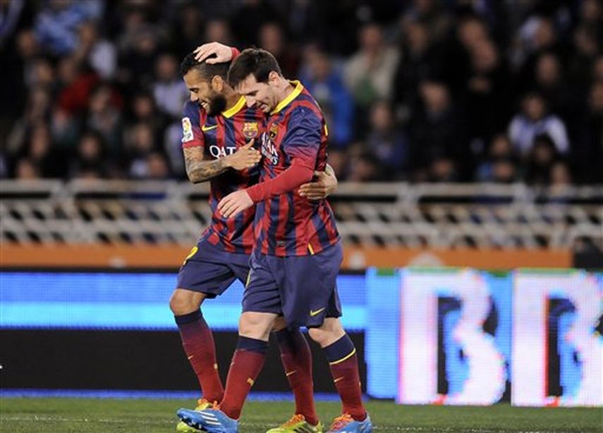 El brasileño Daniel Alves, del Barcelona, felicita a su compañero, el argentino Lionel Messi, luego de que anotó un gol ante la Real Sociedad, en las semifinales de la Copa del Rey