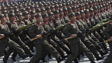 En esta imagen de archivo, soldados norcoreanos marchan por la plaza Kim Il Sung de Pyongyang durante un desfile militar para conmemorar el centenario del nacimiento del fundador de Corea del Norte, Kim Il Sung, el 15 de abril de 2012.&nbsp;