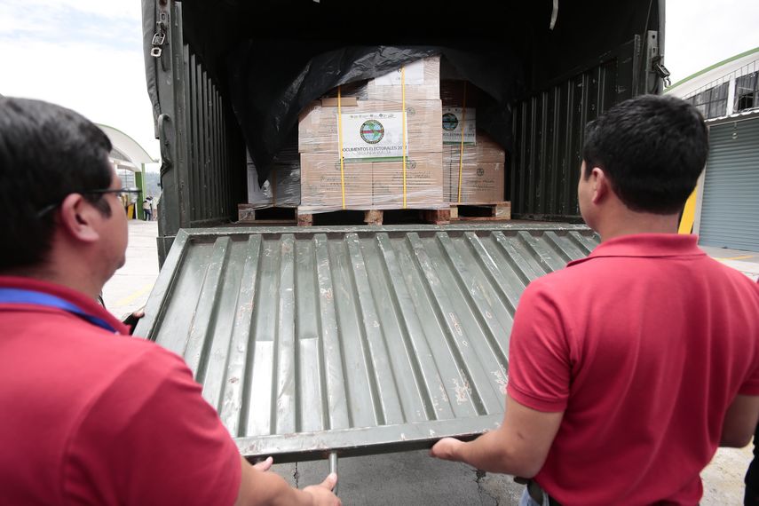 &nbsp;Funcionarios que trabajan en los preparativos de la seguridad del material electoral para los comicios del 2 de abril en Ecuador.