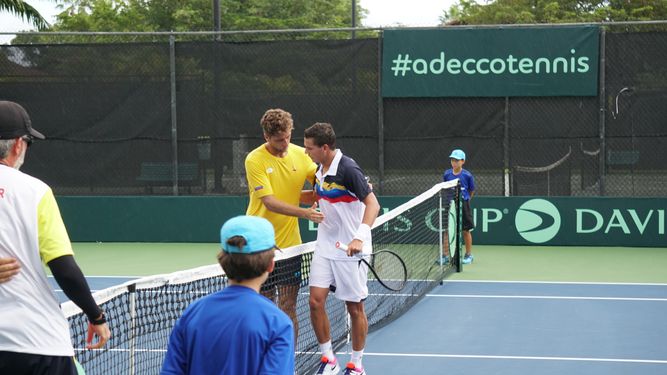 Roberto Quiroz, de Ecuador, y Luis David Mart&iacute;nez, de Venezuela, se saludan tras el segundo partido en el Doral Country Club Park en el inicio de la serie del Grupo I de la Zona Americana de la Copa Davis, el s&aacute;bado 14 de septiembre del 2019.&nbsp;