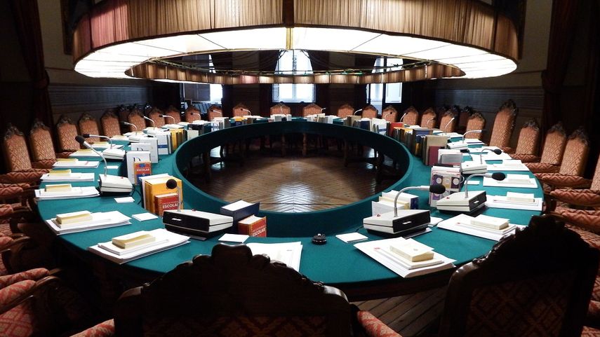 El impresionante salón de plenos con sus 46 butacas.