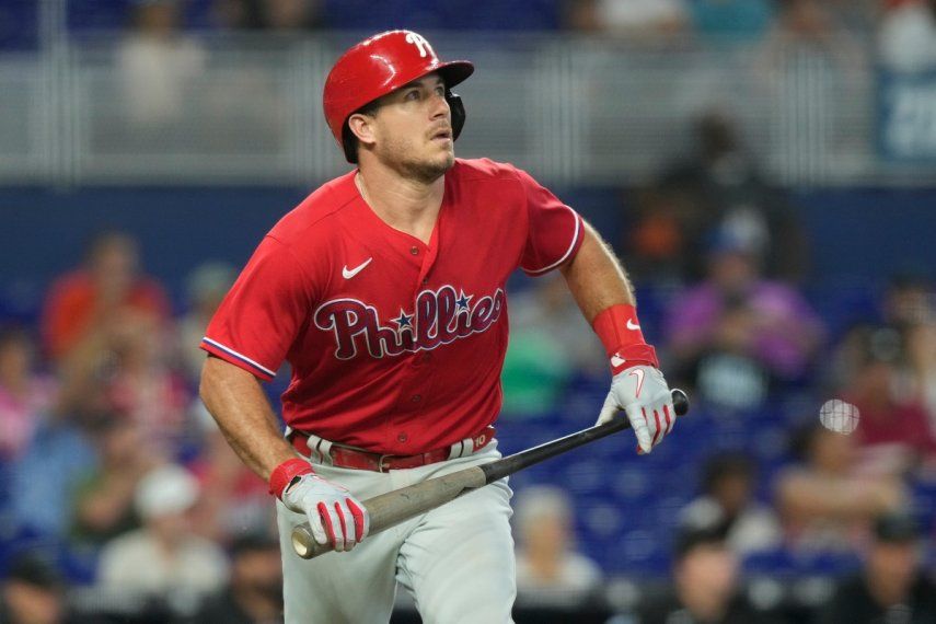 J.T. Realmuto de los Filis de Filadelfia tras batear un jonrón de dos carreras ante los Marlins de Miami, el jueves 3 de agosto de 2023, en Miami.