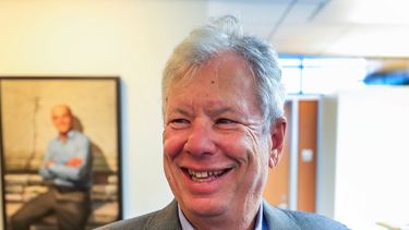 El estadounidense Richard H. Thaler posa en su despacho de la Universidad de Chicago en Illinois, Estados Unidos, este 9 de octubre de 2017.