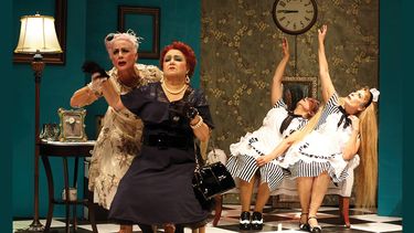 Belkis Proenza, Miriam Bermúdez, Vivían Morales y Aylin Silva interpretan Siempre se olvida algo, de Virgilio Piñera.