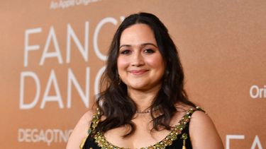 La actriz estadounidense Lily Gladstone asiste al estreno de Fancy Dance de Apple Original Films en el Directors Guild of America en la ciudad de Nueva York el 17 de junio de 2024.  