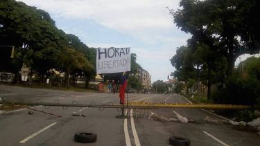 En la avenida principal de Cumbres de Curumo, en el estado Miranda, vecinos cerraron la vía.&nbsp;