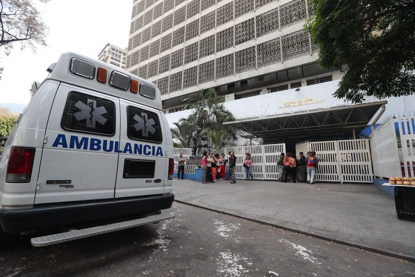 Un grupo de personas espera a la entrada de una clínica, afectada durante el apagón eléctrico en Caracas