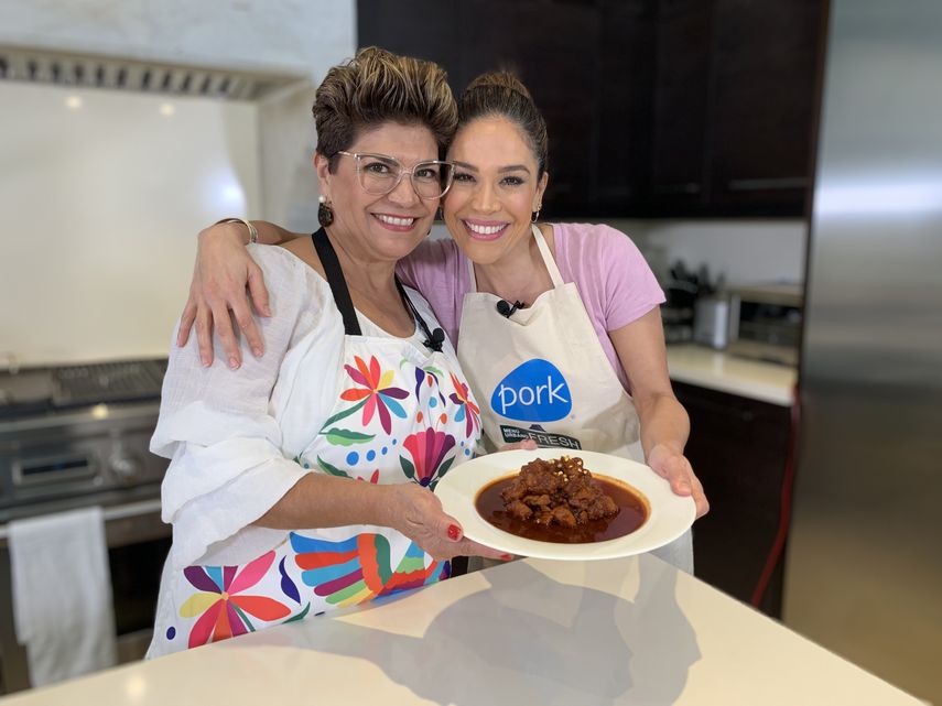 Karla Martínez y su mamá, Goretti Rubio, preparan cerdo en chile colorado para celebrar el Día de las Madres.