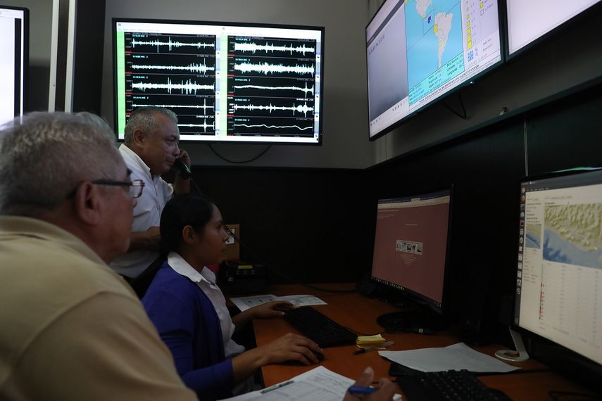 Personal del departamento de Sismología del Ministerio de Medio Ambiente de El Salvador monitorea la intensidad de la réplicas luego del sismo de 6.8 grados ocurrido la madrugada del jueves 30 de mayo de 2019.