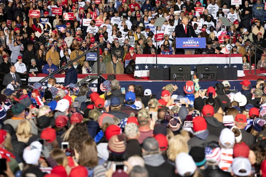 El expresidente Donald Trump (derecha), en un mitin en Conroe, Texas, el 29 de enero de 2022.
