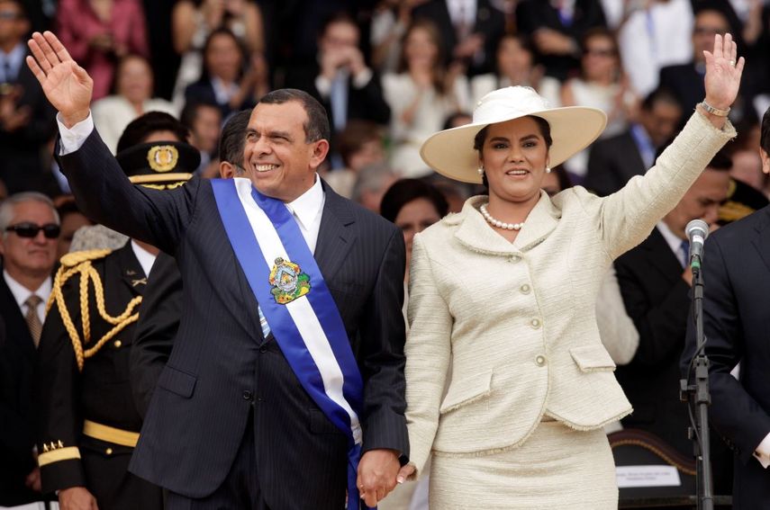 Fotografía de archivo del 27 de enero de 2010 del expresidente de Honduras, Porfirio Lobo, y la exprimera dama Rosa Elena Bonilla después de que Lobo prestó juramento al cargo en Tegucigalpa.
