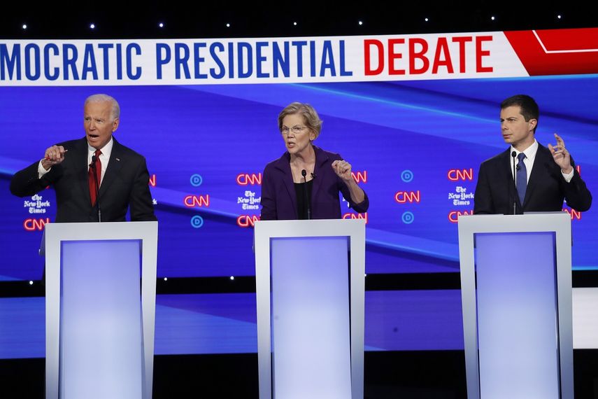 De izquierda a derecha, los aspirantes a la candidatura dem&oacute;crata, el exvicepresidente Joe Biden (izquierda), la senadora Elizabeth Warren y el alcalde de South Bend, Pete Buttigieg, intervienen en un debate de primarias organizado por CNN y New York Times en la Universidad de Otterbein, el 15 de octubre de 2019, en Westerville, Ohio.&nbsp;