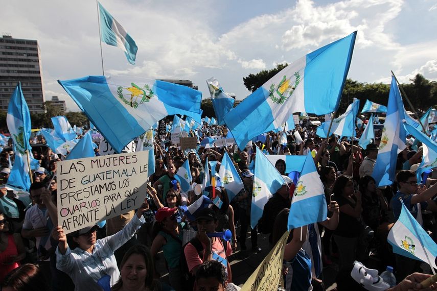 En un mensaje a la nación el domingo 23 de agosto, Pérez descartó renunciar y ofreció librar una batalla legal frente a los señalamientos. Tampoco renunció el jueves, pese a una jornada intensa de protestas pacíficas que reunió a unos 100.000 guatemalt