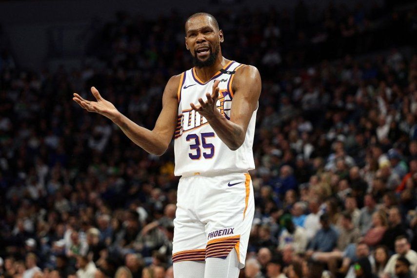 El veterano Kevin Durant, en ese entonces de los Suns de Phoenix, reacciona durante un partido, el 28 de marzo de 2025.