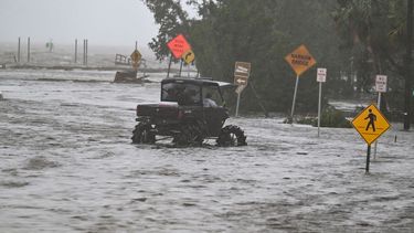 Personas viajan en un vehículo por la calle inundada cerca del puerto deportivo de Steinhatchee después del paso del huracán Idalia en Steinhatchee, Florida, el 30 de agosto de 2023.&nbsp;