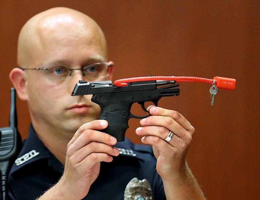 Zimmerman, envuelto en numerosas polémicas desde que fue absuelto, ya logró vender desde entonces varios objetos, como copias de un cuadro suyo con la bandera confederada, que durante la Guerra Civil estadounidense fue la insignia de los estados del Su