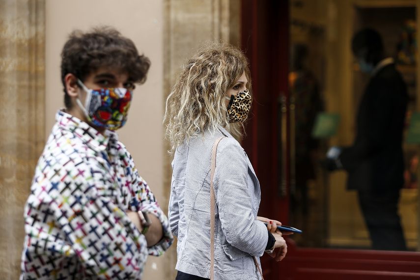 Gente con mascarillas camina por la arteria comercial Via Condotti, de Roma, 18 de mayo de 2020.&nbsp;