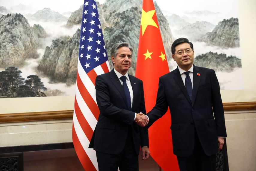 El secretario de Estado estadounidense Antony Blinken, izquierda, estrecha la mano del ministro chino del Exterior, Qin Gang, en la Casa de Huéspedes Estatal de Diaoyutai, en Pekín, China, el domingo 18 de junio de 2023.&nbsp;