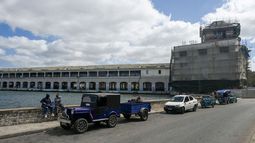 Personas se ven afuera de la Terminal de Cruceros de La Habana el 23 de febrero de 2026. Personas se ven afuera de la Terminal de Cruceros de La Habana el 23 de febrero de 2026.