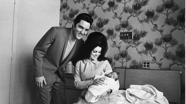 Elvis Presley y Priscilla posan junto a su hija Lisa Marie Presley en su primera fotografía, el 5 de febrero de 1968.