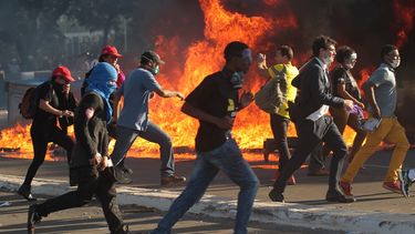La entrada al Ministerio de Agricultura en Brasilia fue atacada este 24 de mayo de 2017 con bombas molotov por manifestantes que exigían la renuncia del presidente Michel Temer, en una protesta que comenzó en forma pacífica pero derivó en hechos de violencia.&nbsp;