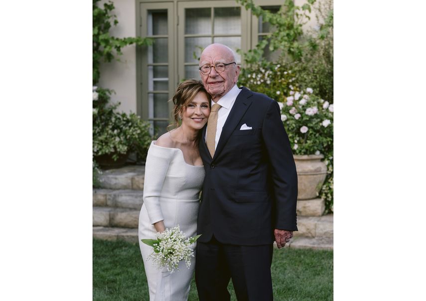 Esta imagen proporcionada por News Corp. muestra al magnate Rupert Murdoch y a la bióloga molecular Elena Zhukova posando para una fotografía el sábado 1 de junio de 2024, durante su boda en el viñedo de él en Bel Air, California.
