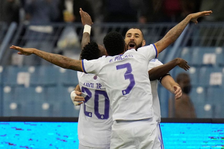 Los jugadores del Real Madrid celebra el gol de Karim Benzama ante el Athletic Bilbao en la final de la Supercopa española, el domingo 16 de enero en Riad, Arabia Saudí.&nbsp;