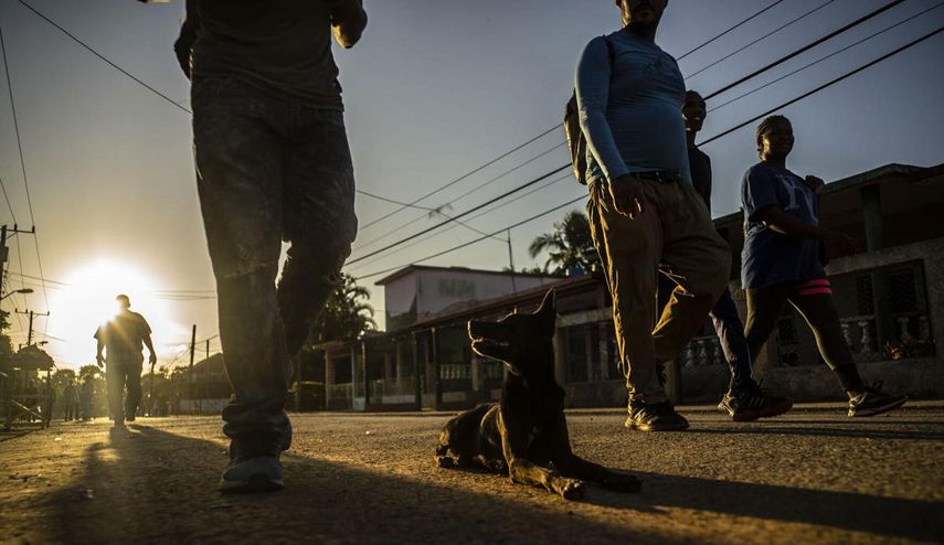 Cubanos peregrinan al santuario donde veneran a San Lázaro.